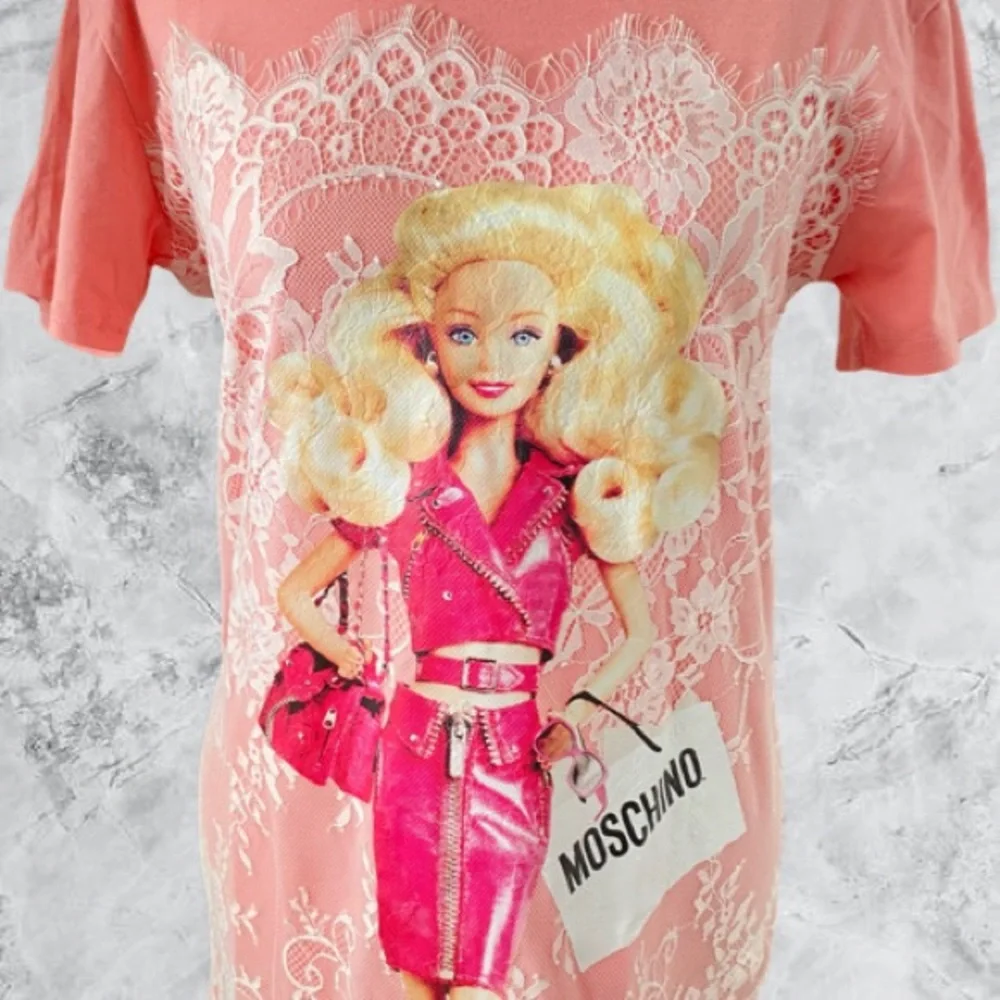 ɴᴡᴛ ᴍᴏꜱᴄʜɪɴᴏ ʙᴀʀʙɪᴇ ɢʀᴀᴘʜɪᴄ ᴛ-ꜱʜɪʀᴛ ᴅʀᴇꜱꜱ - Picture 3 of 11